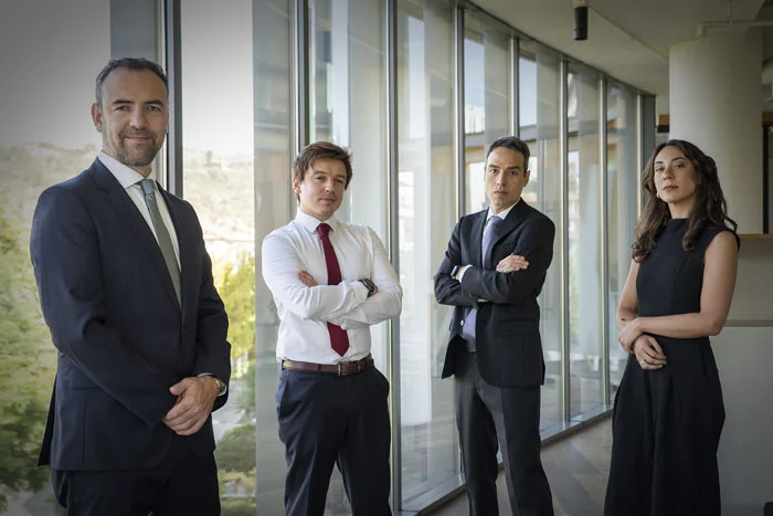 Equipo de Meneses & Cía Abogados en oficina de Vitacura, Santiago